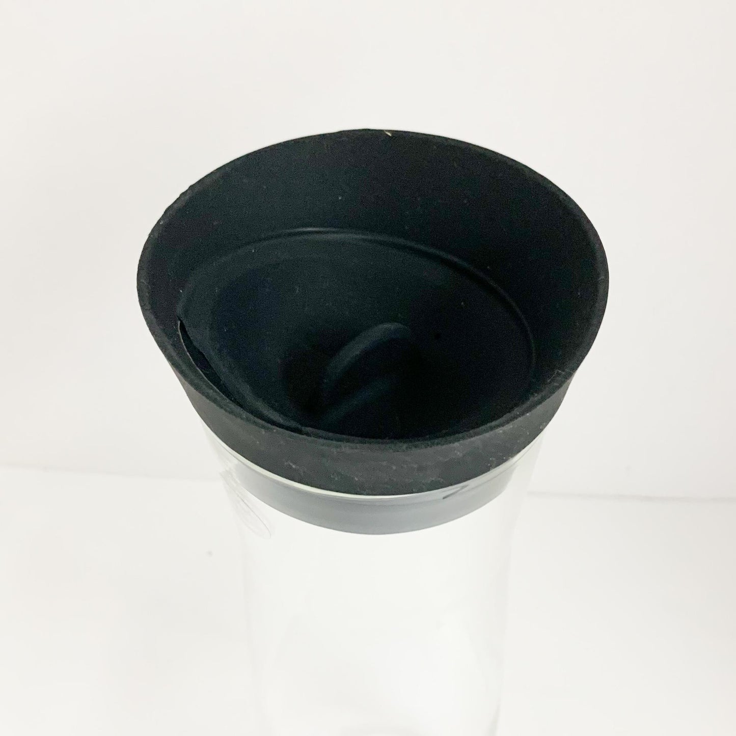 Carafe with Silicone Lid