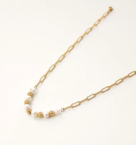 Short Necklace | 'AMOUR' & Pearls. Gold
