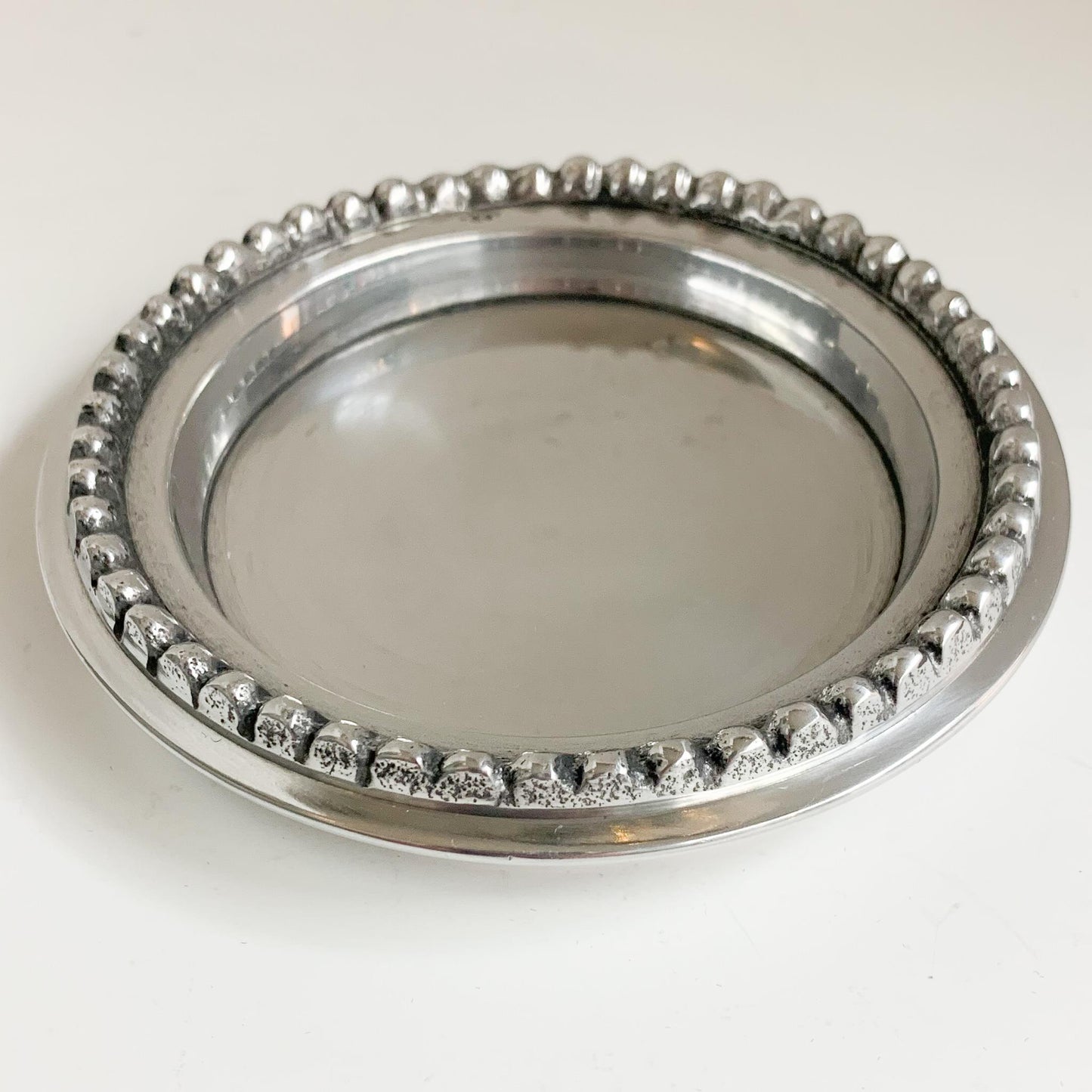 Aluminum Dish with Ribbed Edge