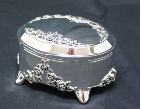 Silver Oval Musical Jewellery Box – Plays “My Heart Will Go On”